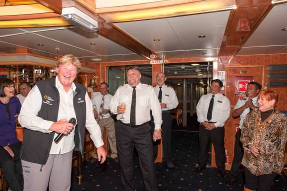 A Cheli, líder da expedição, apresenta o capitão do nosso barco durante evento no trecho entre Buenos Aires e as Ilhas Malvinas (foto de Vladimir Selivestov)